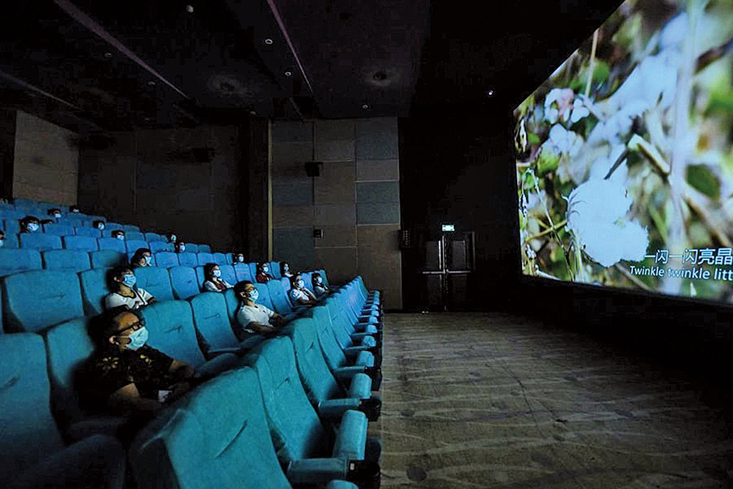 2020 年7 月20 日， 觀眾在浙江杭州一間戲院中看電影。（STR/AFP via Getty Images）