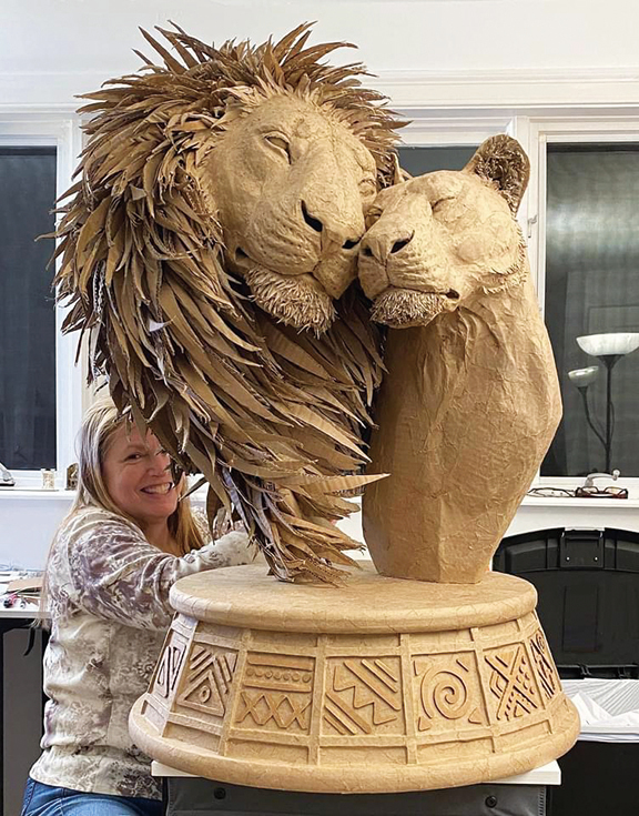 藝術家將舊紙箱 變成細膩逼真的獅子雕塑