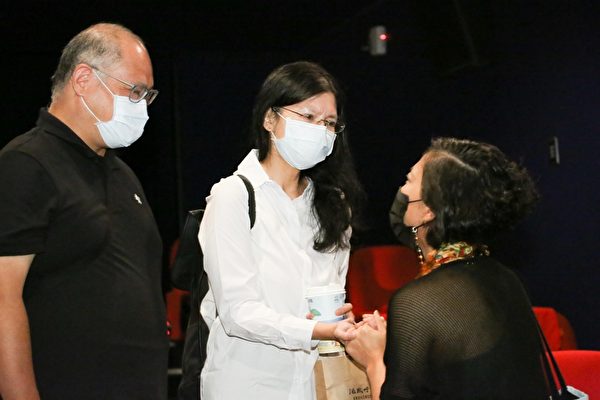遭中共關押五年之久的NGO工作者李明哲（左1）偕同妻子李凈瑜（左2）前來觀賞。