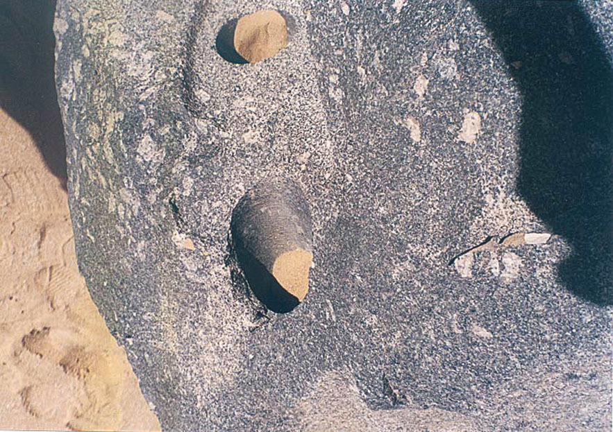 阿布西爾，玄武岩石上的兩個鑽孔。（網絡圖片）