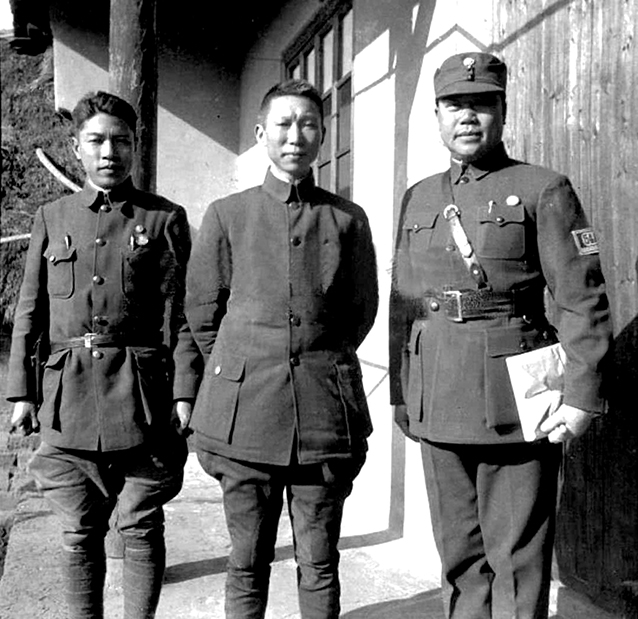 第九戰區代司令長官薛岳（中）與霍揆彰軍長（右）等合影。（公有領域）