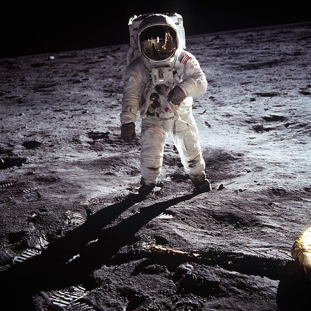 奧爾德林於1969年7月20日成為繼尼爾‧岩士唐之後，第二個踏上月球表面的太空人。（公有領域）
