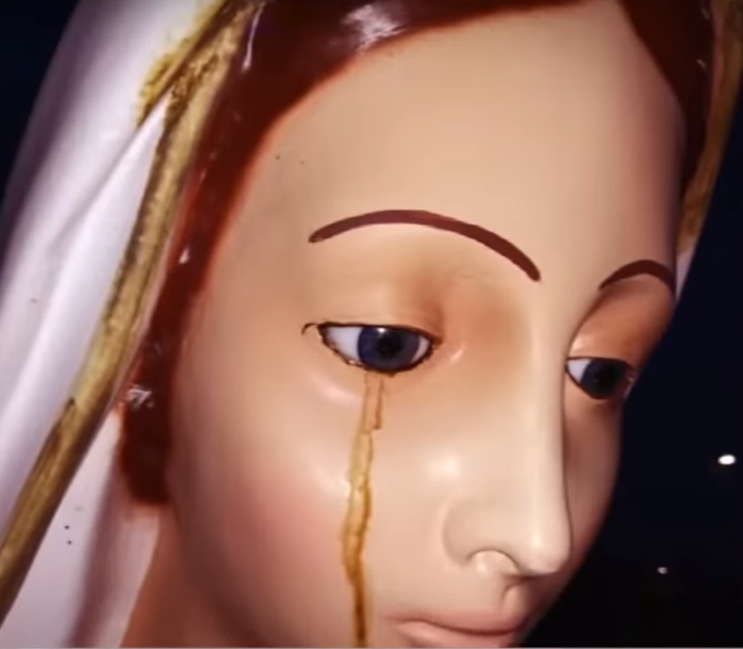 2020年8月，意大利小鎮卡爾米亞諾的廣場上的聖母像流淚。（未解之謎影片截圖）