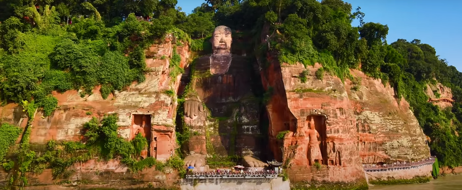 四川省的一尊彌勒坐像，被稱為「樂山大佛」。（未解之謎影片截圖）