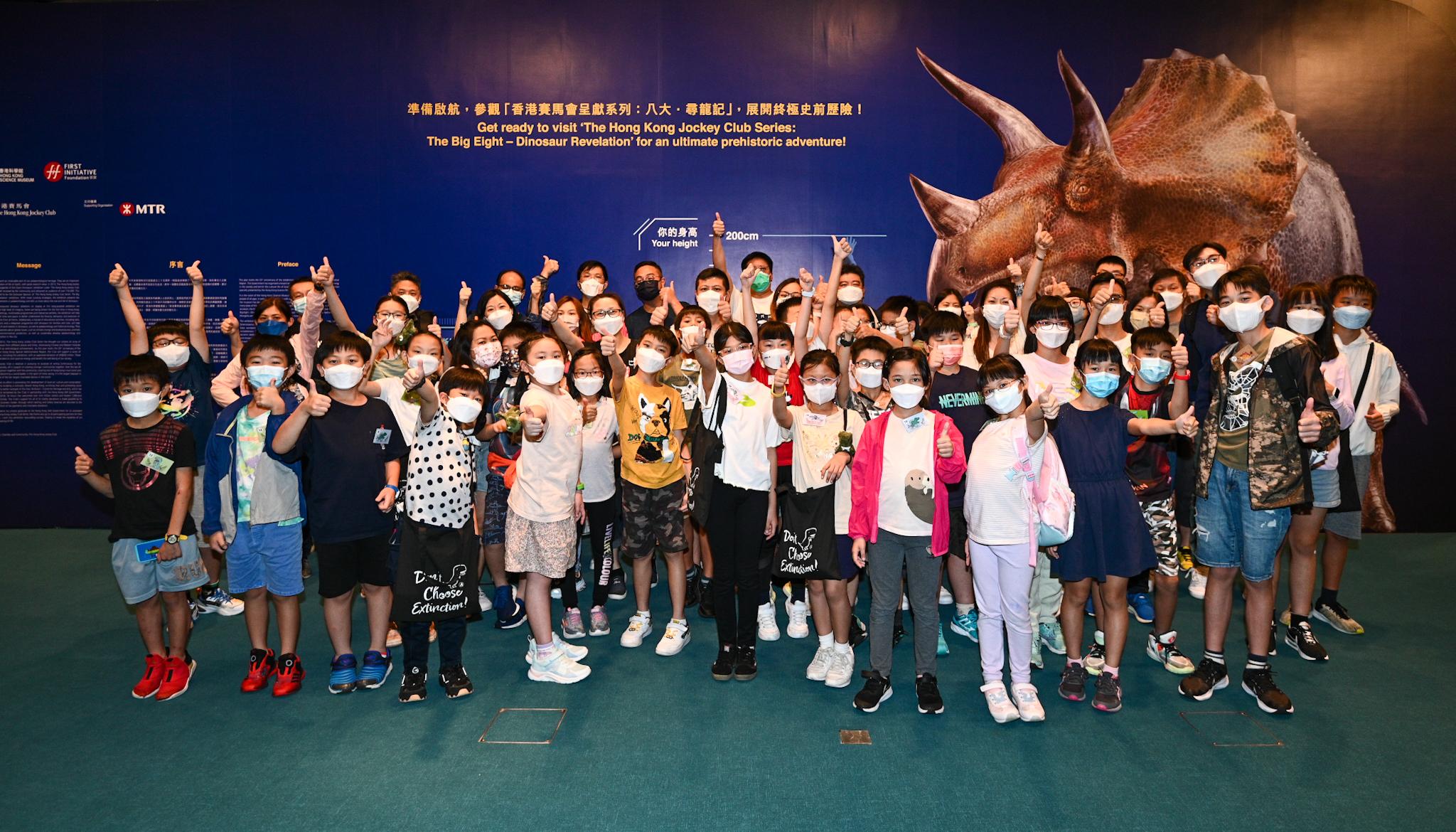 香港科學館8月5日舉行首場「與龍同眠」留宿活動，30組親子參加者與恐龍度過了一個別開生面的晚上。（政府新聞處）