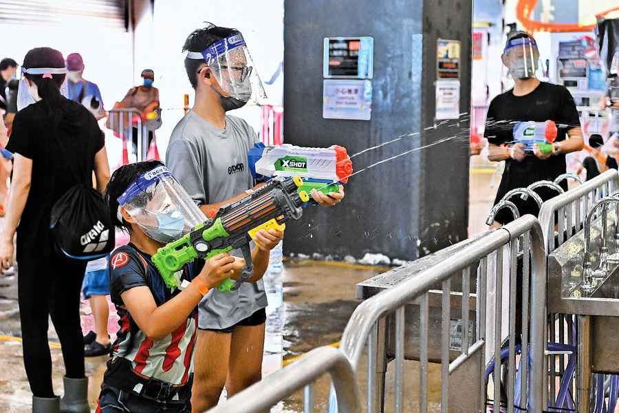荔枝角舉行香港潑水節 水戰移師有蓋停車場