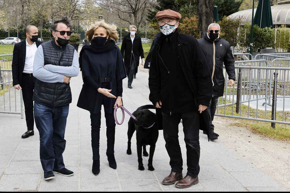 2021年3月26日，尼莫陪伴法國第一夫人Brigitte Macron參觀比利時漫畫家的雕塑展覽。（Ludovic MARIN / AFP）