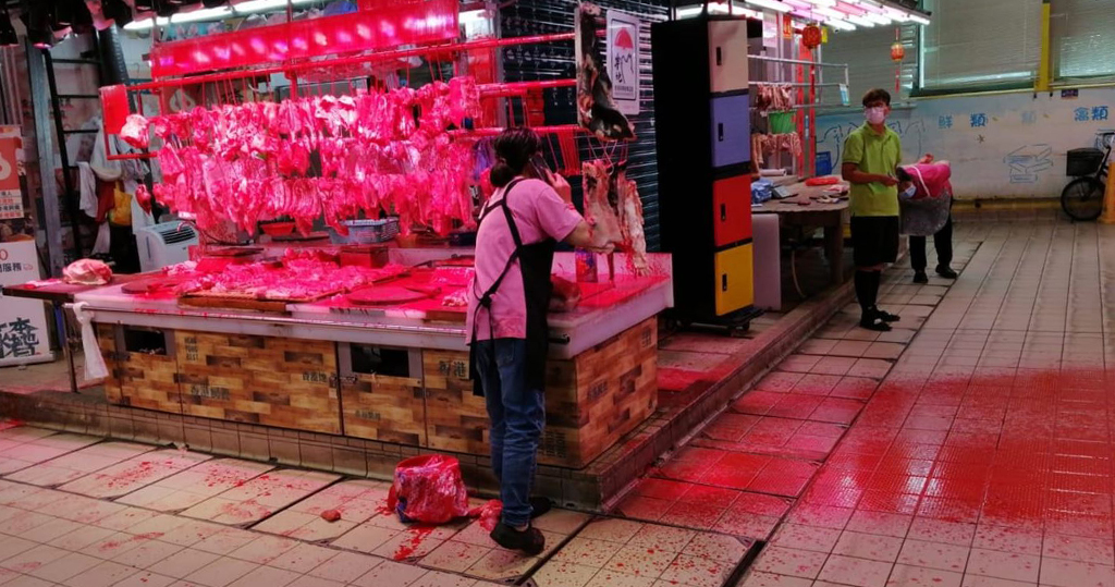 前日12時許，嶺聯和墟街市一個豬肉檔被淋潑紅色油漆，警方其後拘捕一名涉案的47 歲尼泊爾籍男子。（聯和墟的生活點滴Facebook群組相片）