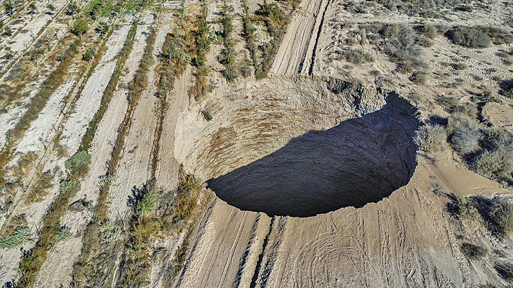 大到能吞噬凱旋門 智利巨坑增至直徑50米