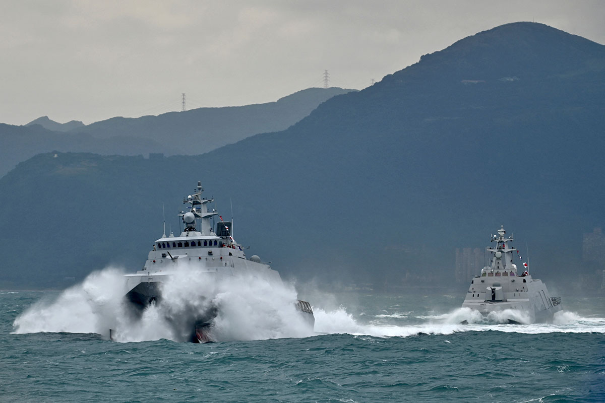 因應中共軍艦逾越海峽中線的侵擾行為，台灣積極擴建海軍。圖為台灣沱江軍艦與塔江軍艦，2022年1月在基隆外海操演。(Sam Yeh / AFP)