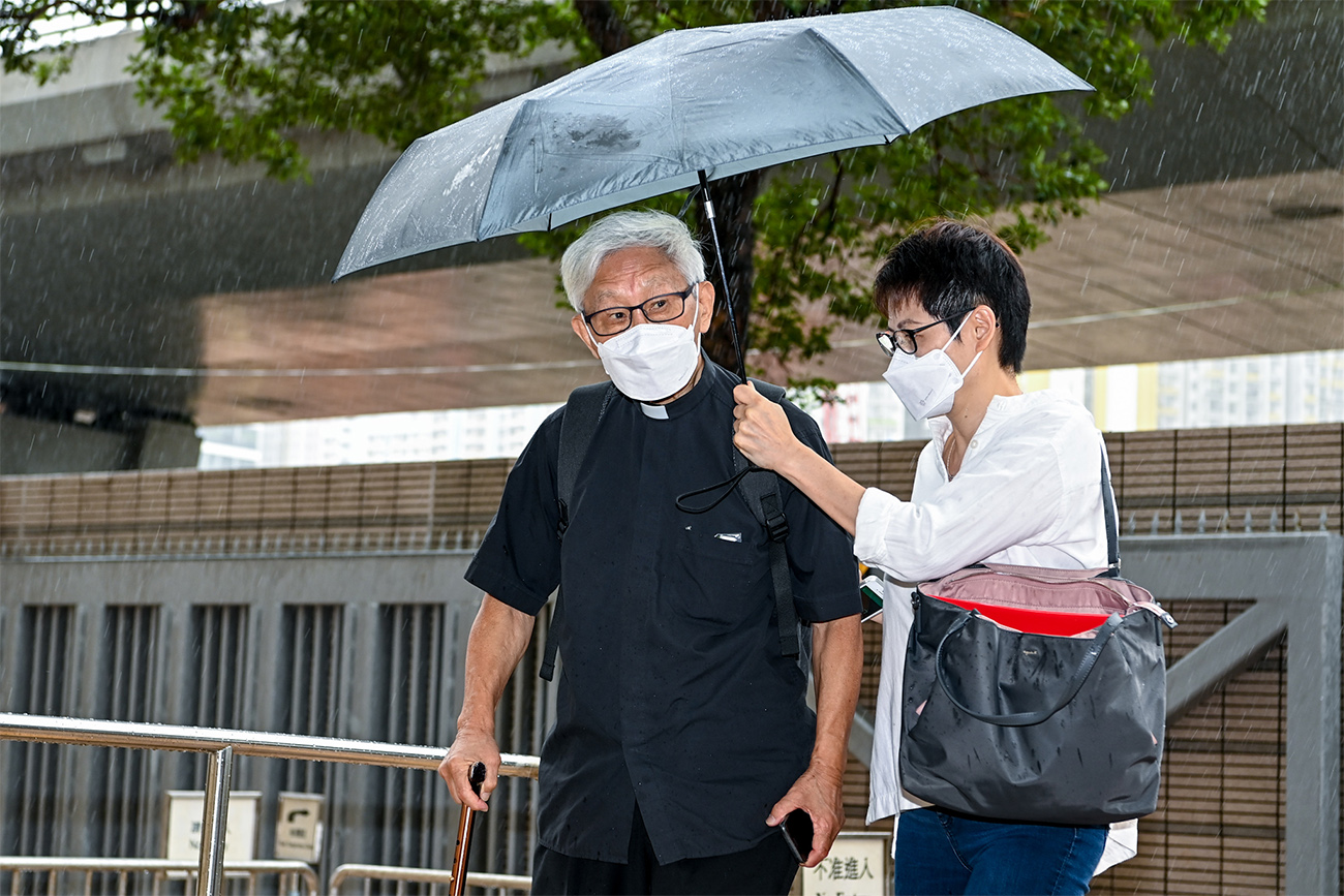 天主教香港教區榮休主教陳日君樞機昨日在一名女子陪同下到達西九龍裁判法院。（宋碧龍／大紀元）