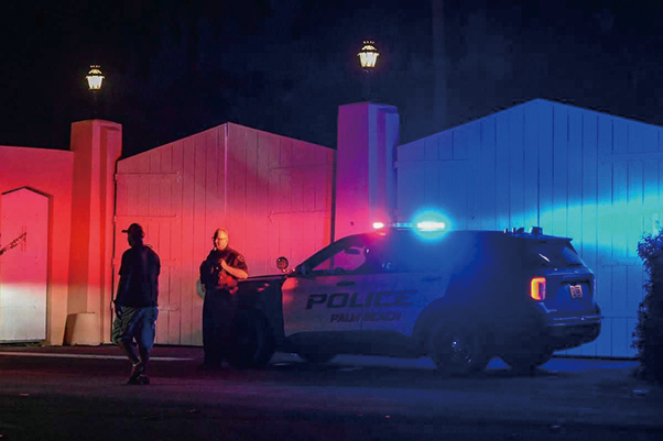 2022年8月8日，FBI突襲搜查了特朗普在佛羅里達州的海湖莊園住所。圖為搜查當晚，海湖莊園外的一輛警車。（Giorgio Viera/AFP via Getty Images）