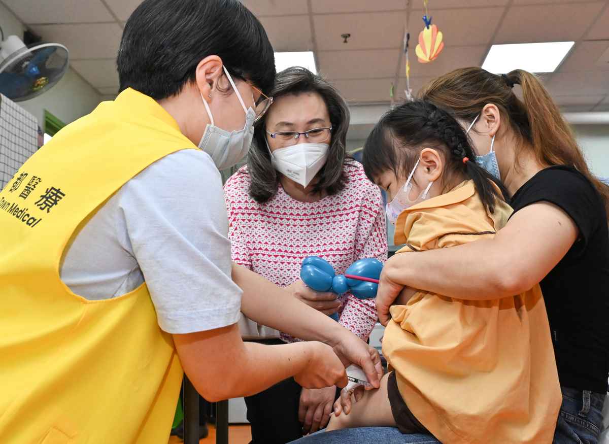 公務員事務局局長楊何蓓茵昨日表示，迄今一周已接種及預約一共約2,200人。圖為楊何蓓茵4日視察幼童接種疫苗。（政府新聞處）
