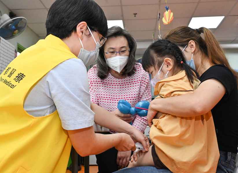 楊何蓓茵透露 首周至少2,200幼童接種科興疫苗
