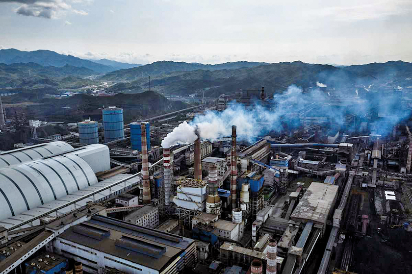 今年7月25日，中國礦產資源集團有限公司在北京宣布成立。該集團欲整合中國鋼鐵資源，加強在鐵礦石國際市場的議價能力。圖為河北省承德市的一家鋼鐵廠。（Fred Dufour/AFP）