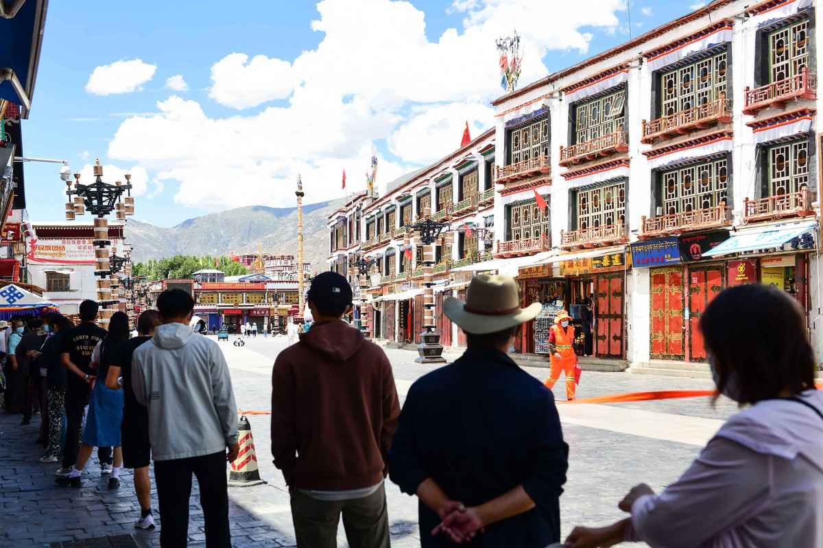 2022年8月9日，人們在西藏首府拉薩市排隊做核酸檢測。（CNS / AFP）