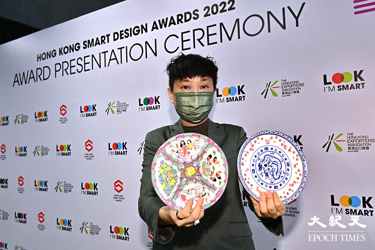 在上月舉行的「香港智營設計大賞」頒獎典禮上，高雅詩（Malou）帶上色彩繽紛的「Wishes Plate」與眾人分享獲獎的喜悅。（宋碧龍／大紀元）