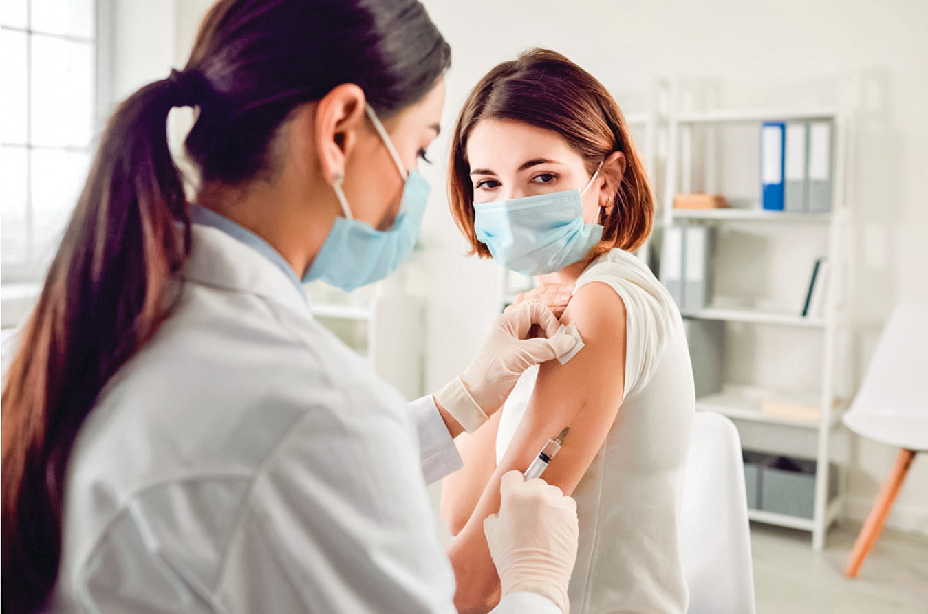 一個醫護人員正在為一位女士接種