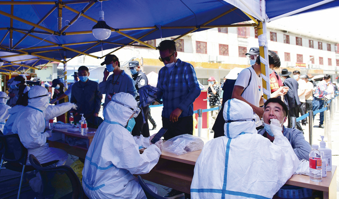8月9日，西藏拉薩民眾排隊作核酸檢測。（AFP）