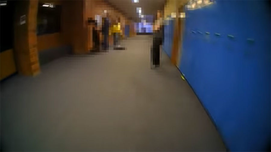 美國猶他州警方發佈一段錄像，顯示一個青少年在初中教室持散彈槍對天花板開槍射擊，隨後他被制服，並被他的父母奪下武器。（視像擷圖）