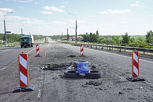 7月21日，烏克蘭赫松的安東諾夫斯基大橋橫跨第聶伯河，被烏克蘭的火箭彈襲擊造成彈坑。（AFP）