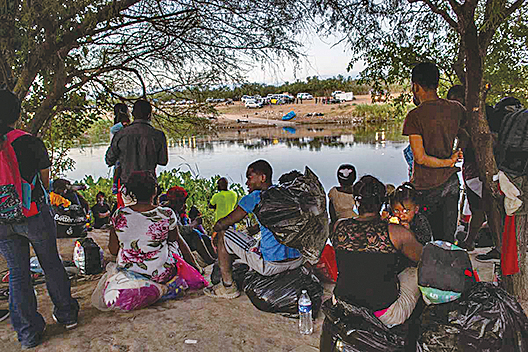 2021年9月23日，海地移民聚集在美墨邊界，等候穿越格蘭德河（Rio Grande），進入美國德薩斯州德里奧市（Del Rio）。（Getty Images）