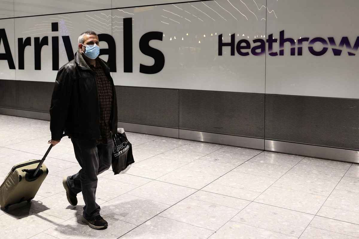 英國廣播公司（BBC）報道指，由於希斯路機場職員不足，而導致航班延誤，增加旅客等候行李時間等問題。希斯路機場延長每日十萬的出發人數上限，並要求航空公司停止發售暑假的機票。（ADRIAN DENNIS / AFP）