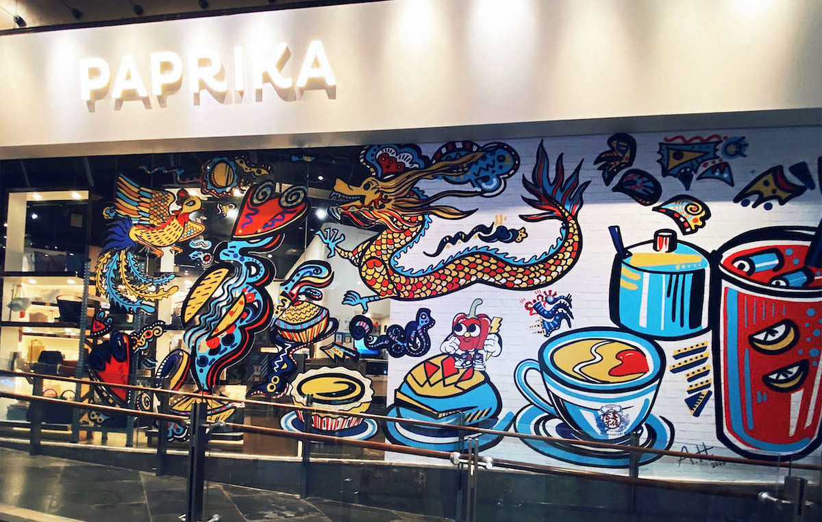 店外設有三米高的塗鴉打卡牆，插畫家Alison用上香港的特色食品去創作一幅圖騰。（Alison Hui提供）