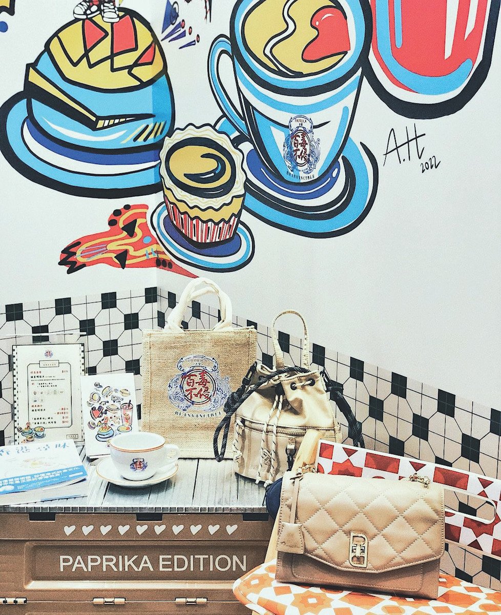 「懷舊冰室」塗鴉墻綴以茶餐廳的經典紙皮石monogram，展出PAPRIKA品牌的最新「百毒不侵」系列產品。（Alison Hui提供）