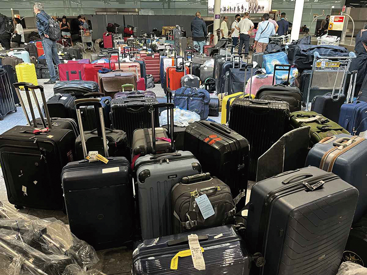 2022年7月8日，希斯路機場3號候機樓行李散落一地，原因是職員人手短缺及需求激增。（PAUL ELLIS / AFP）