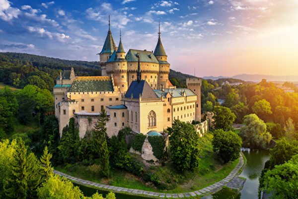窺探中古世紀浪漫 童話般的斯洛伐克城堡