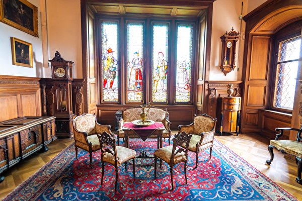 城堡裏的古董傢俬，完整保留昔日貴族的生活空間。(圖/Shutterstock)