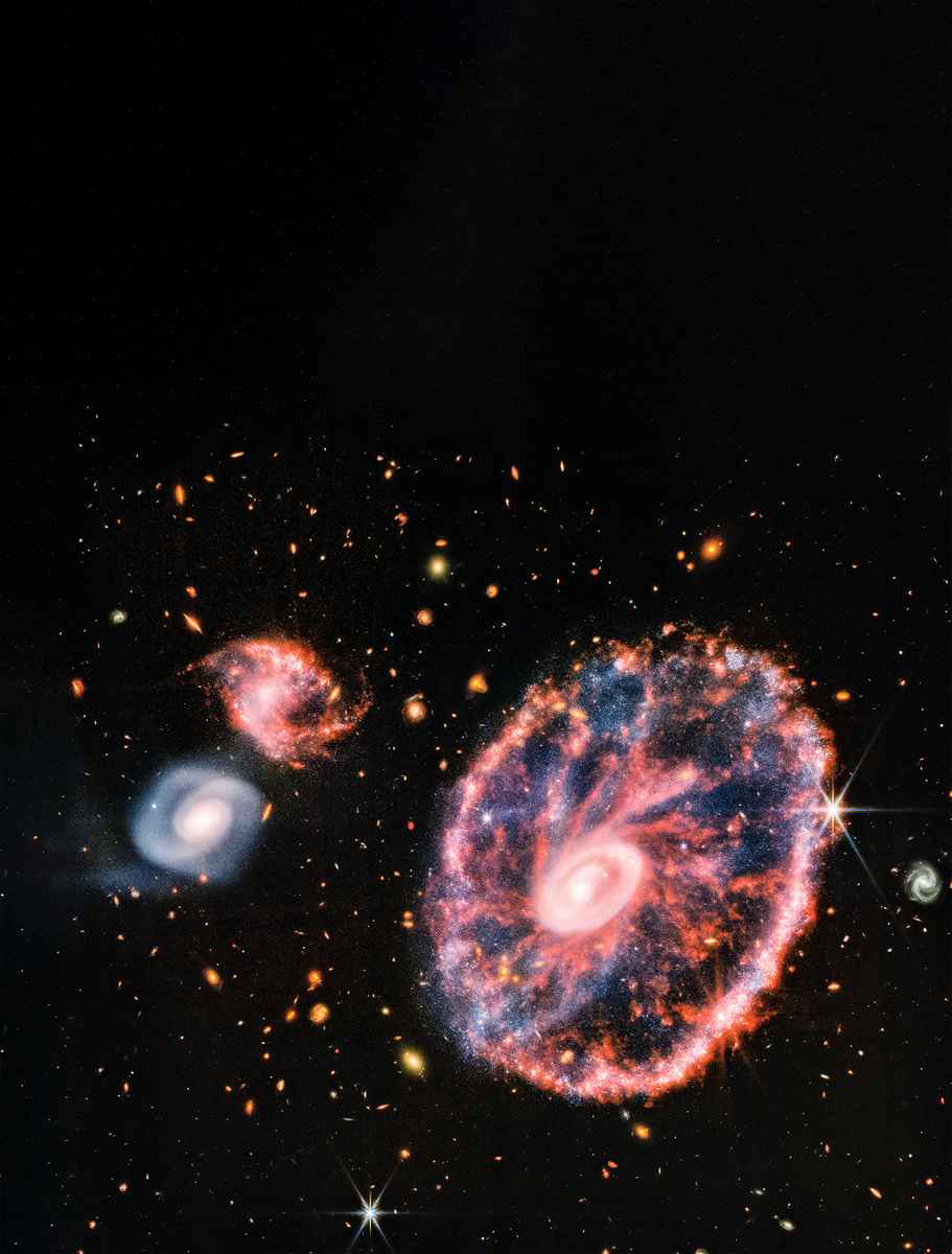 美國太空總署（NASA）2022年8月2日公布的這張由韋伯天文望遠鏡捕捉到的圖片顯示，在距離地球5億光年的太空有一個「車輪星系」（Cartwheel galaxy）。（NASA/ESA/CSA/STScI）