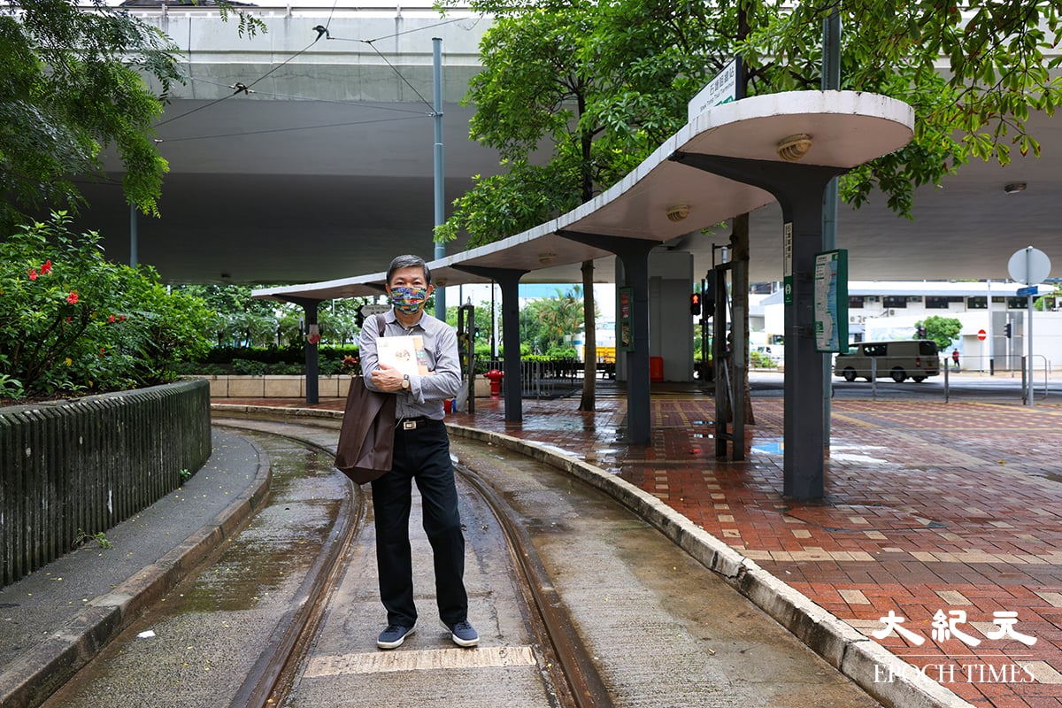 前香港收藏家協會會長張順光帶上他的電車明信片收藏品，沿途欣賞電車駛過的風景，回溯歷史更迭的足跡。（陳仲明／大紀元）