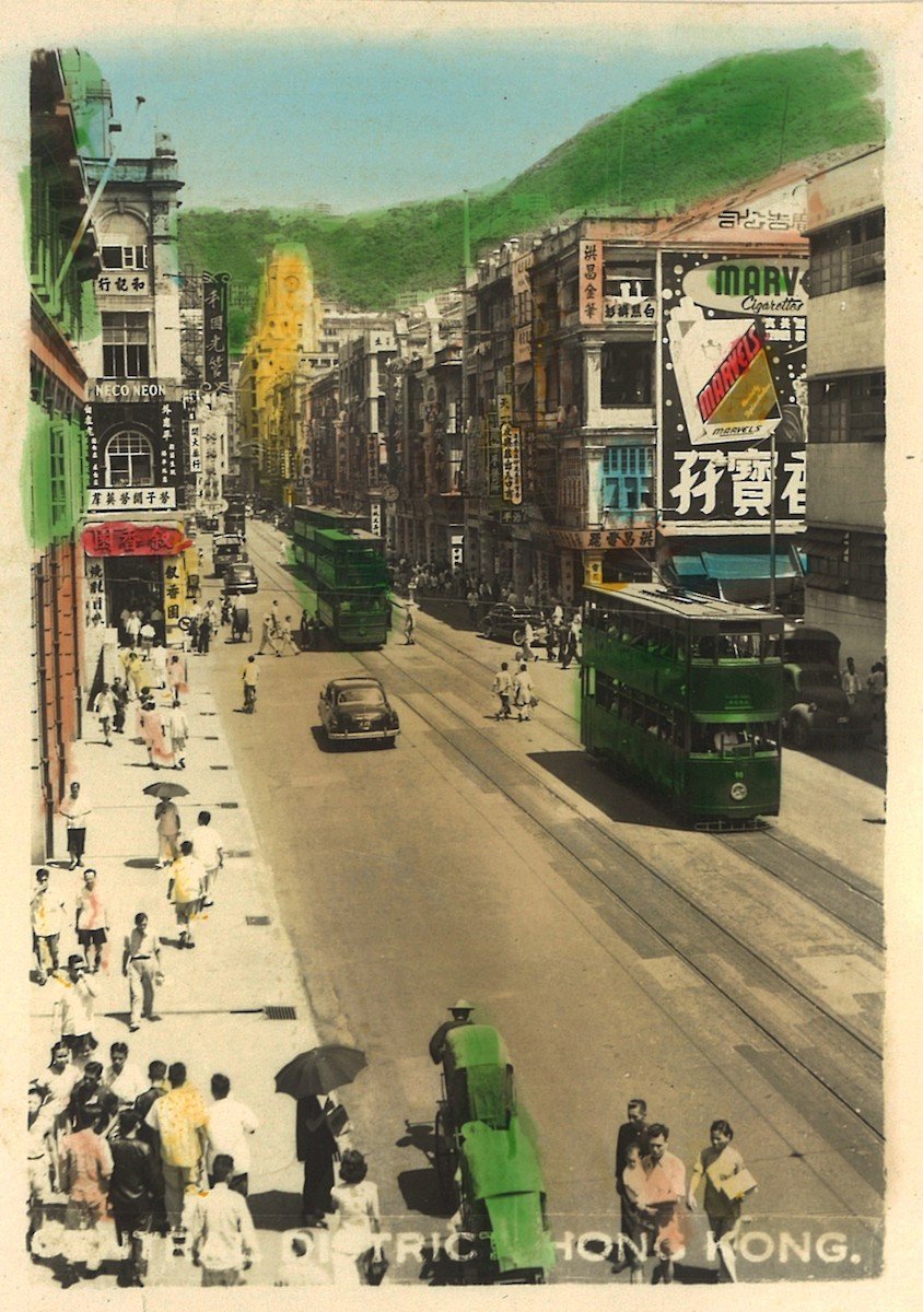 於1926年啟用的中環消防總局（左側），圖為1950年代的中環街景。（張順光提供）