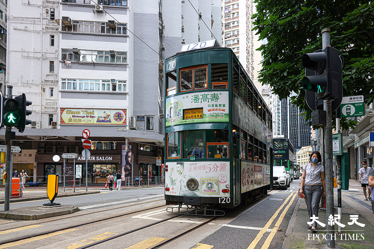 歷經百年，電車沿著海岸線行走的風景已不在。圖為戰後出廠、香港最古老的第5代120號電車。（陳仲明／大紀元）
