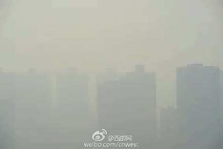 大陸大範圍霾影響區域擴大至142萬平方公里；北京霾層厚一度達900米左右；西安因霧霾中小學停課。大範圍嚴重霧霾仍將持續。圖為霧霾下的西安。（網絡圖片）