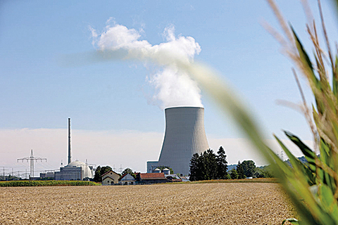 圖為8月14日，在德國埃森巴赫的伊薩爾核電站。（Getty Images）