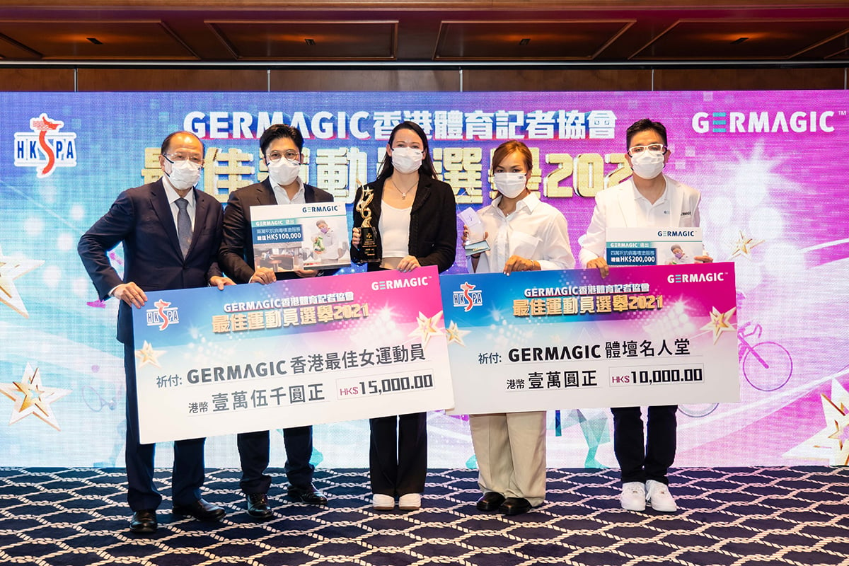 GERMAGIC香港體育記者協會最佳運動員選舉2021頒獎禮今日（23日）舉行，何詩蓓（左三）當選最佳女運動員，李慧詩（左四）則成功入選今年增設的「GERMAGIC 體壇名人堂」。（香港體育記者協會提供）
