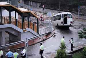 荃灣地底食水管爆裂 小巴途經被卡下陷路面