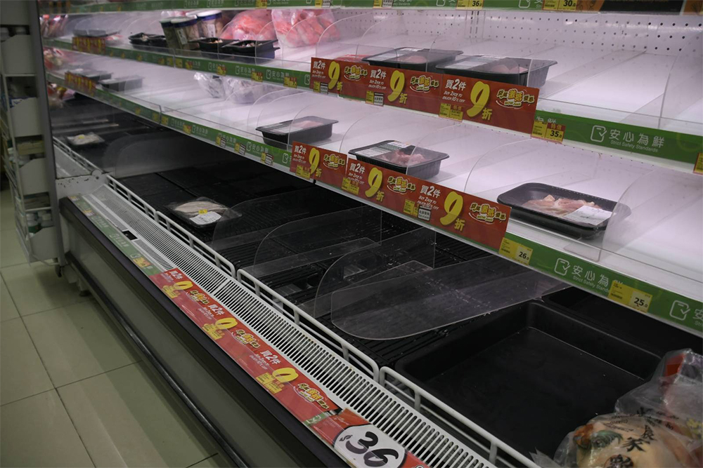 超級市場內部份凍肉下午已售罄，未見有職員補貨。（麥碧／大紀元)