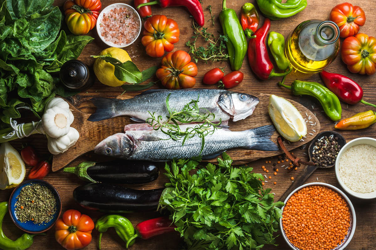 日本研究發現，多吃鹽、少吃蔬菜、水果和魚類的人死於心血管疾病的風險較高。（Shutterstock)