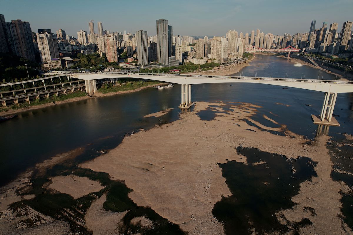長江流域系統全線乾涸。圖為長江上游城市重慶。（Noel Celis / AFP）