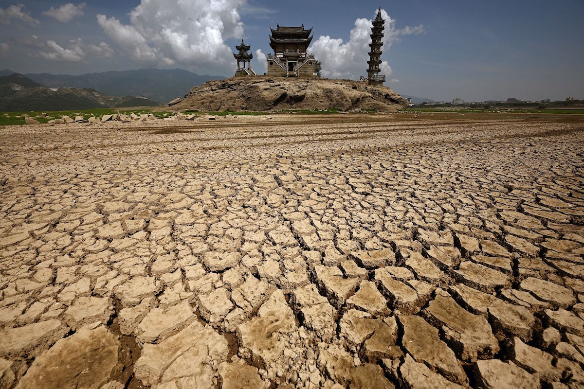 古稱彭澤的鄱陽湖，水底的落星墩全然露出水面，曝曬於烈日下。（Noel Celis / AFP）
