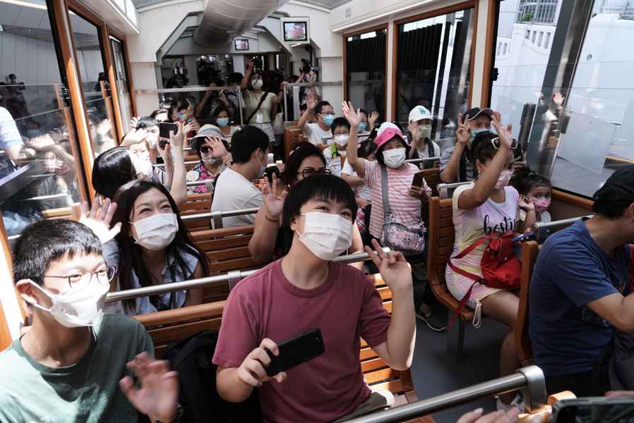 第六代山頂纜車 逾百人搶搭頭班車 乘客：加價都值得