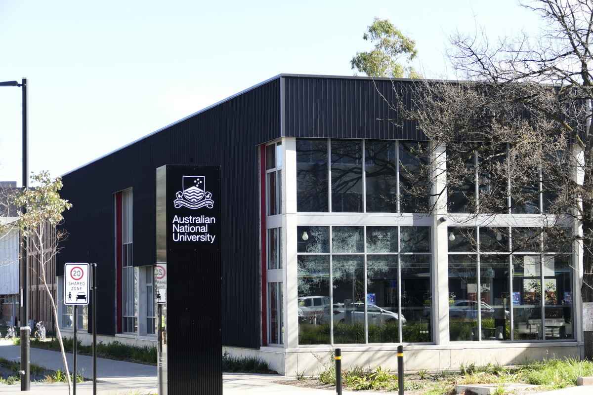 澳洲國立大學——坐落於澳洲首都特區坎培拉，是一所公立的研究型國立大學（安平雅/大紀元）