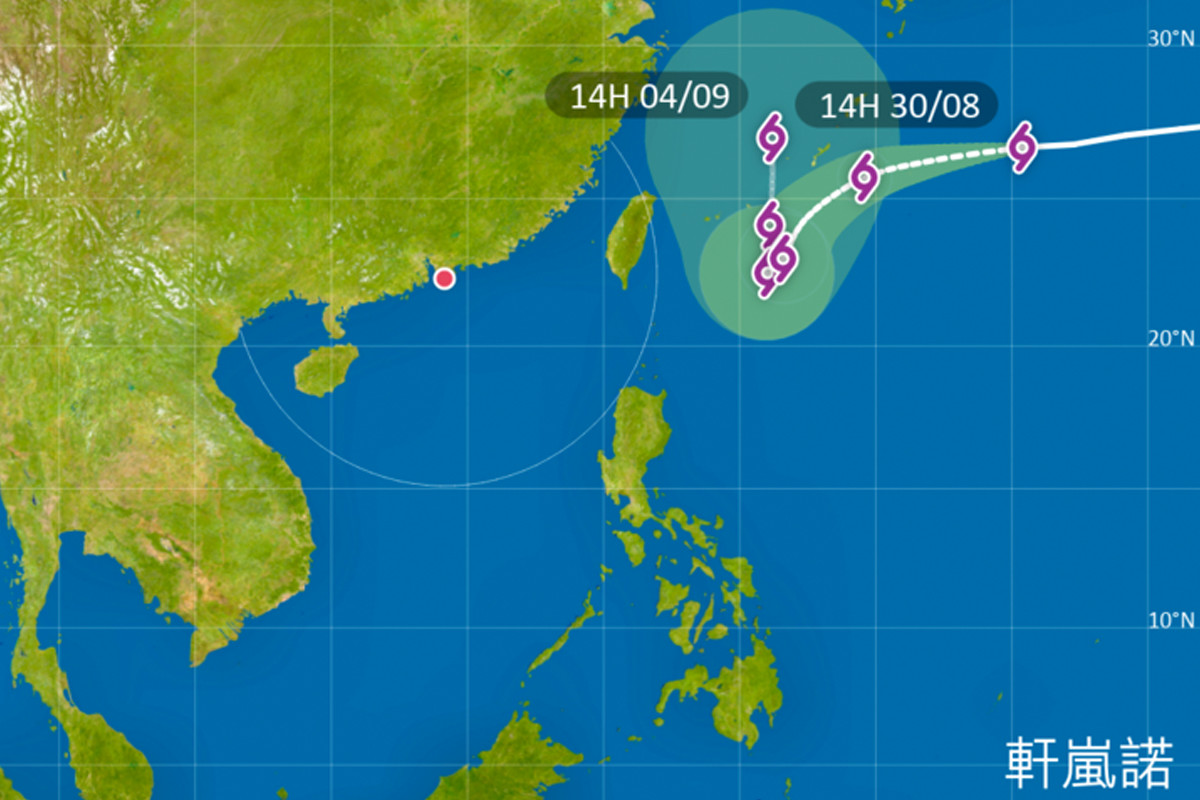 ​天文台表示，熱帶氣旋「軒嵐諾」已增強為超強颱風，預料移向琉球群島一帶。圖為天文台的預測路徑（天文台網頁圖片）