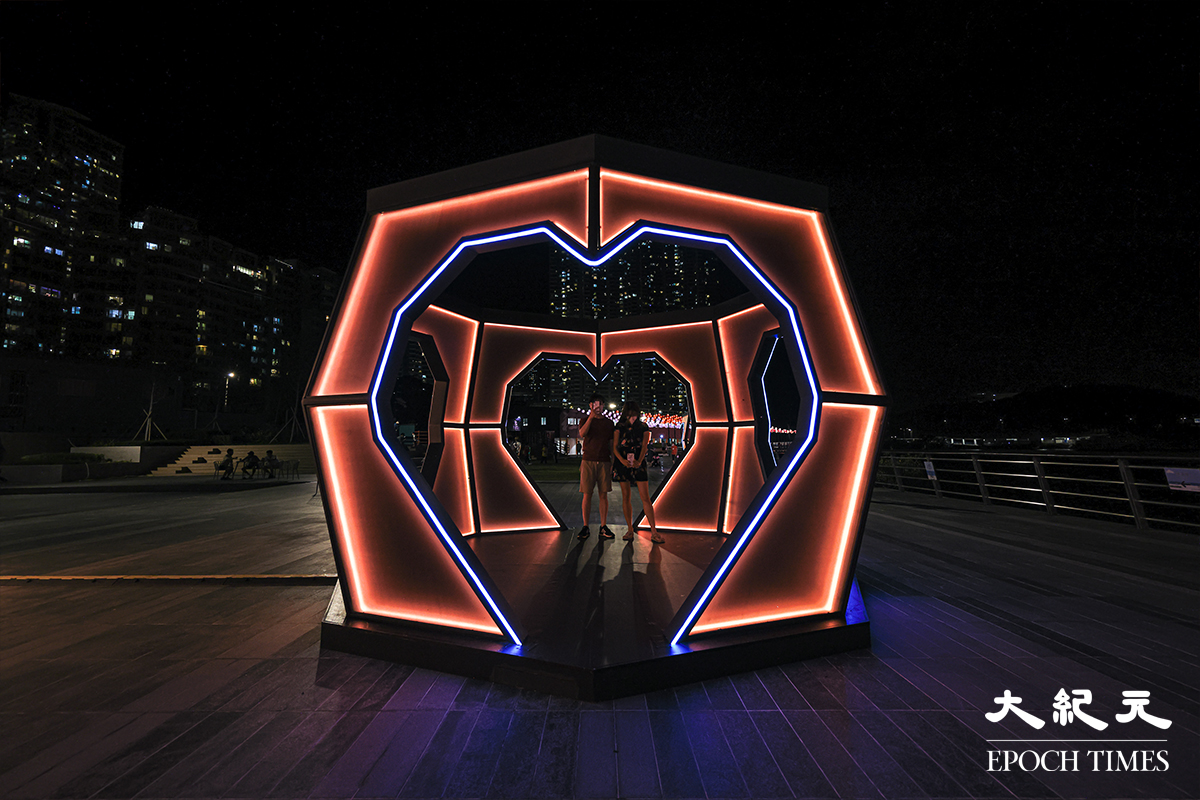 青年建築師蕭國健設計的巨型霓虹花燈。（陳仲明／大紀元）