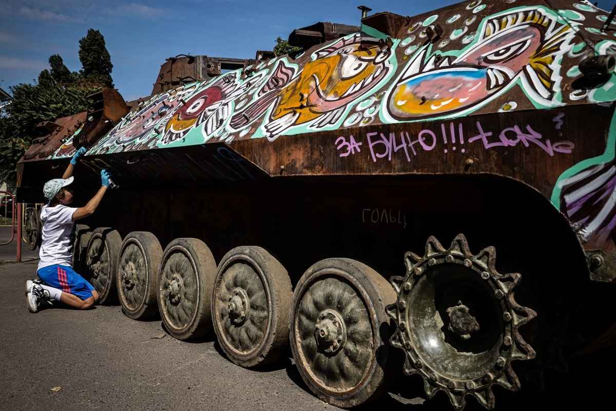 2022年9月2日，在敖德薩一名男孩在往被摧毀的俄羅斯軍事裝備上噴漆。（OLEKSANDR GIMANOV / AFP）