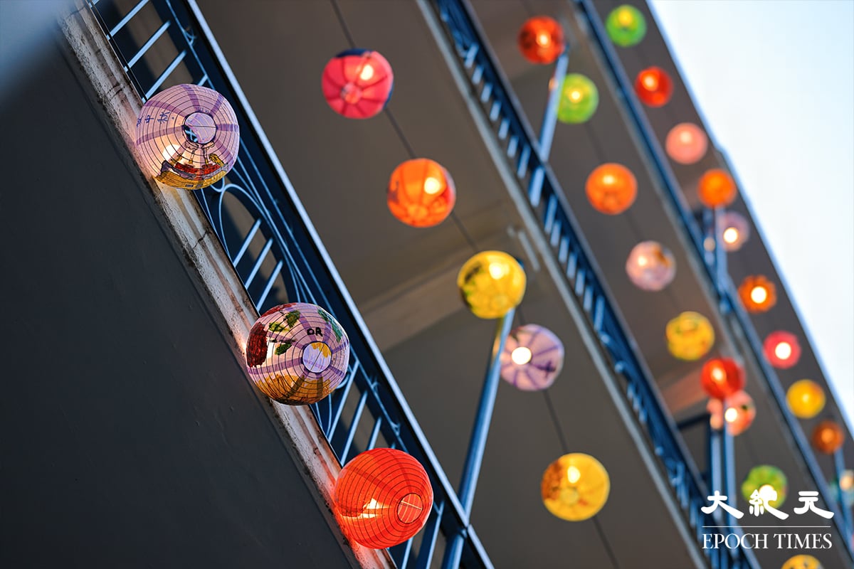 社區藝術組織「大澳非茂里」開創的手繪花燈今年首度來到灣仔藍屋，於昨晚亮燈，為石水渠街增添色彩。（陳仲明／大紀元）